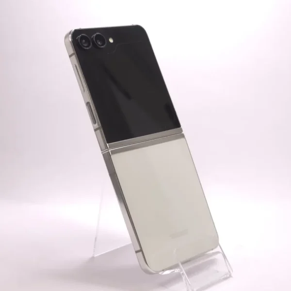 Samsung Galaxy Z Flip5 (használt, független, 256 GB, 8 GB RAM,krém) - Image 4