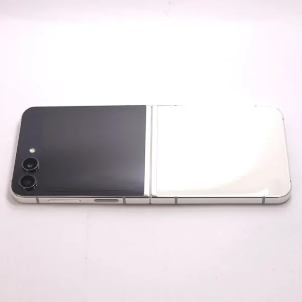 Samsung Galaxy Z Flip5 (használt, független, 256 GB, 8 GB RAM,krém) - Image 5