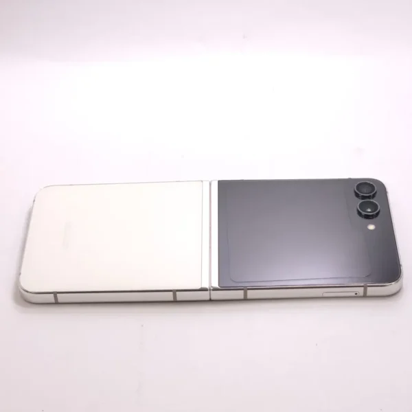 Samsung Galaxy Z Flip5 (használt, független, 256 GB, 8 GB RAM,krém) - Image 6