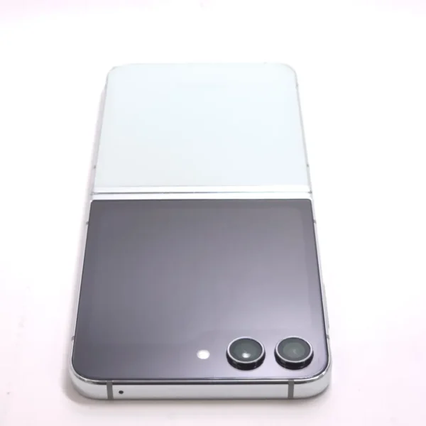 Samsung Galaxy Z Flip5 (használt, független, 256 GB, 8 GB RAM, menta) - Image 2